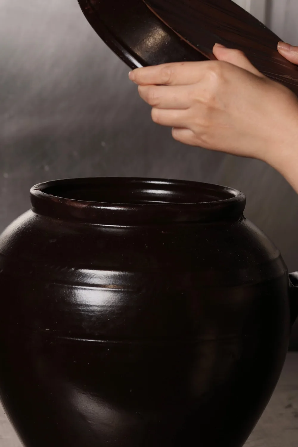 The lid lifted from an onggi jar
